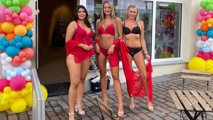 Des­sous- und Nach­wä­sche­mo­den­schau