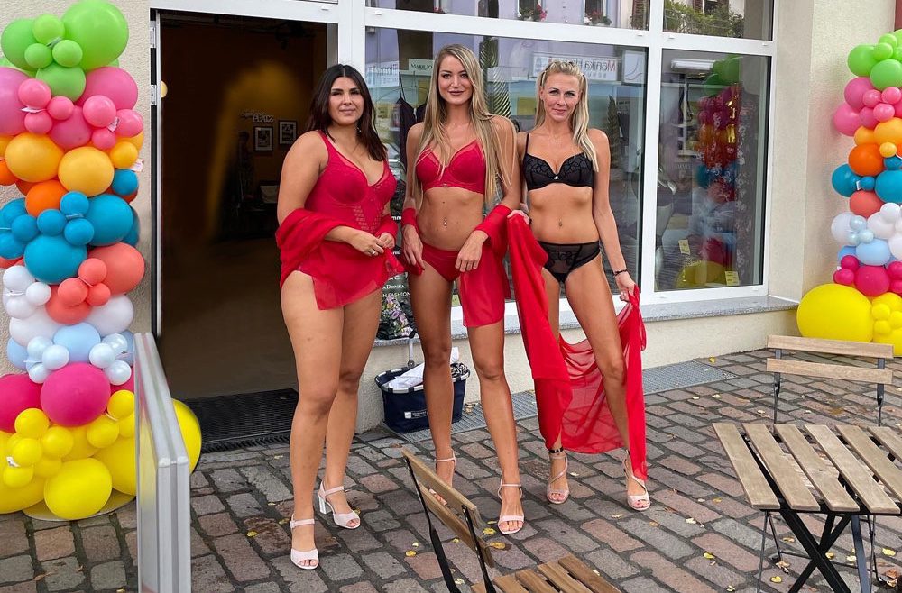 Des­sous- und Nach­wä­sche­mo­den­schau